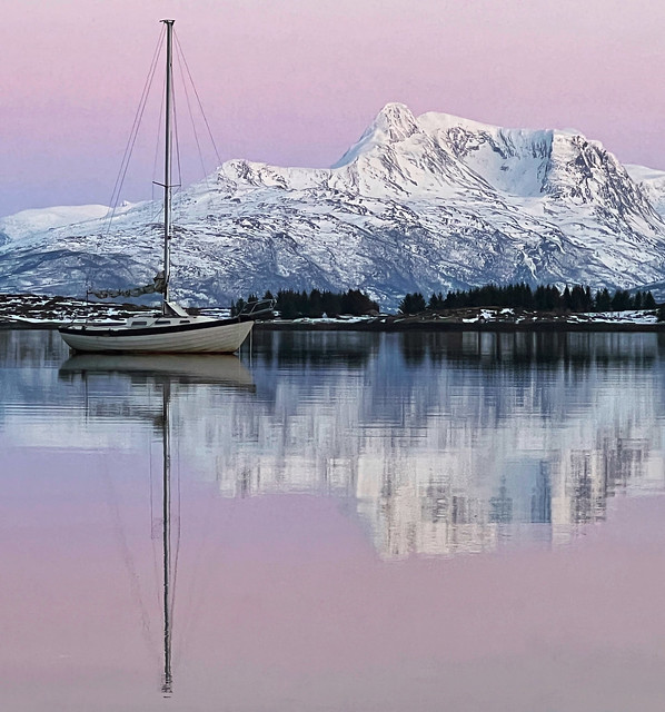 Atardecer noruego en el fiordo de Narvik