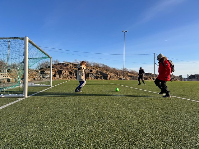 Jugando en el campo de fútbol de Henningsvær (Islas Lofoten, Noruega)