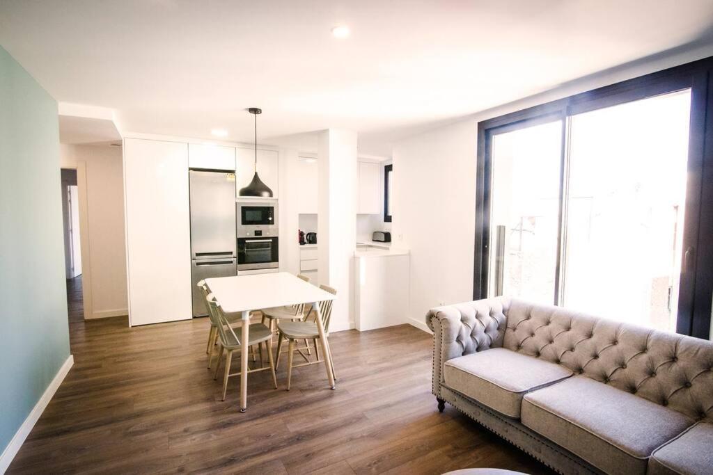 Imagen del salón y la cocina de un apartamento económico en el centro de Reus [Foto gentileza Booking]