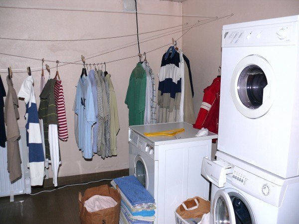 11-metodos-para-lavar-la-ropa-de-forma-sostenible-ropa-colgada