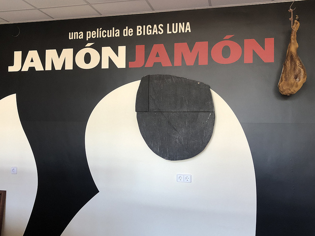 Cartel de Jamón Jamón en el Museo del Jamon de Calamocha