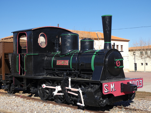 Vieja locomotora en Ojos Negros (Comarca del Jiloca, Teruel)