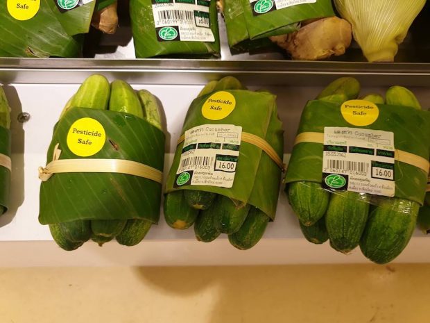 Supermercado en Tailandia cambia el plástico por hojas de plátano