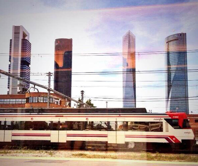 Vistas de las torres de Madrid desde el tren