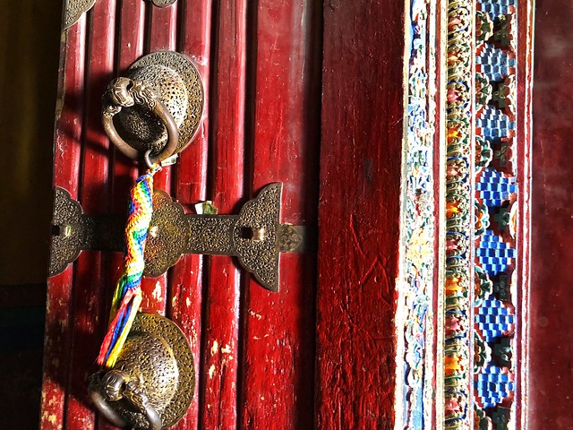 Puerta en templo tibetano