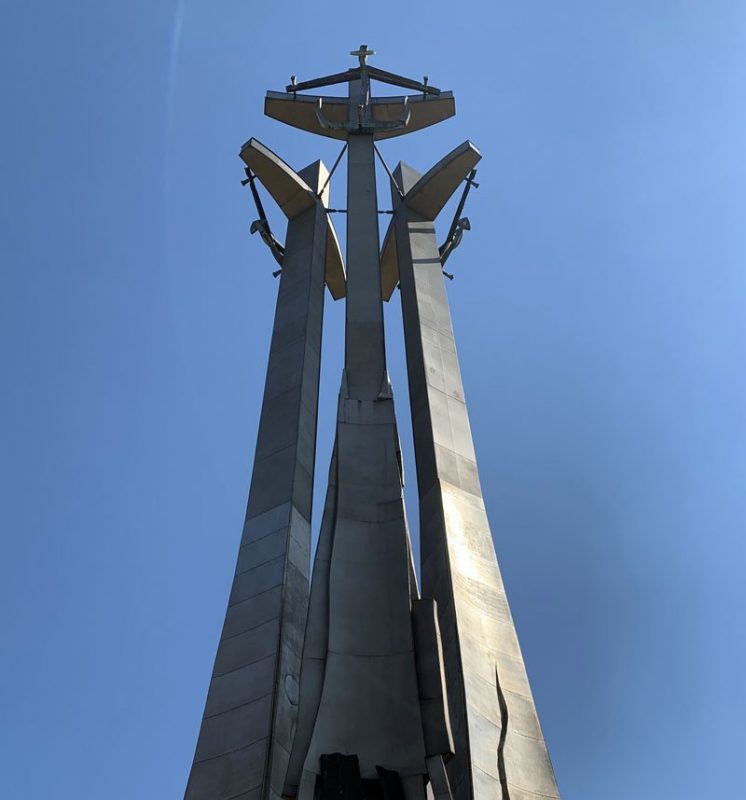 Monumento en homenaje a los caídos en la revuelta de 1970, situado a las puertas del centro de Solidaridad