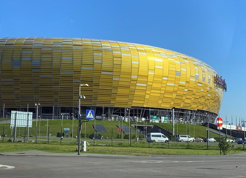Detalle del estadio de futbol, con cubierta de ámbar
