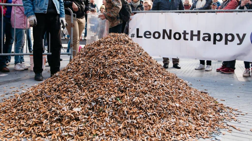Voluntarios recogen 270000 colillas de cigarrillo en 3 horas