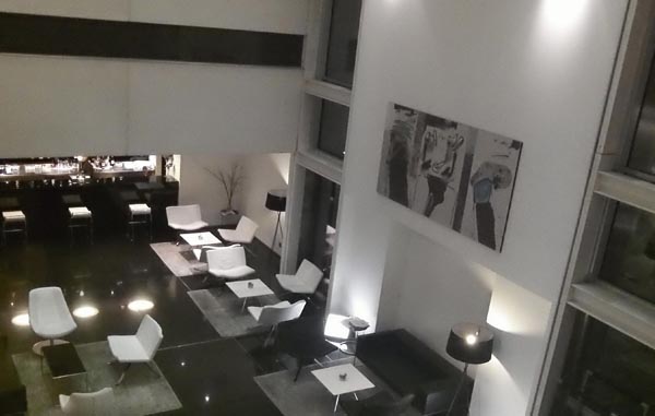 Atrio y cafetería del hotel Axor Barajas