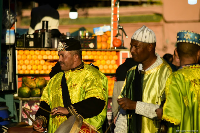 Marrakech, músicos en la plaza Yamaa El Fna, por El Guisante Verde Project