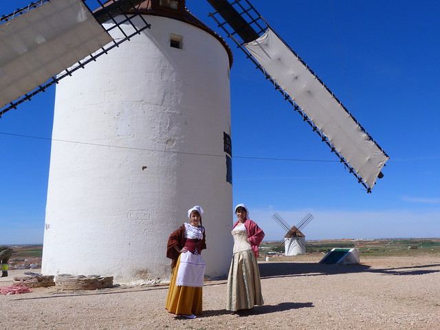 Mujeres vestidas de molineras de época en los molinos de viento de Mota del Cuervo (Castilla-La Mancha)