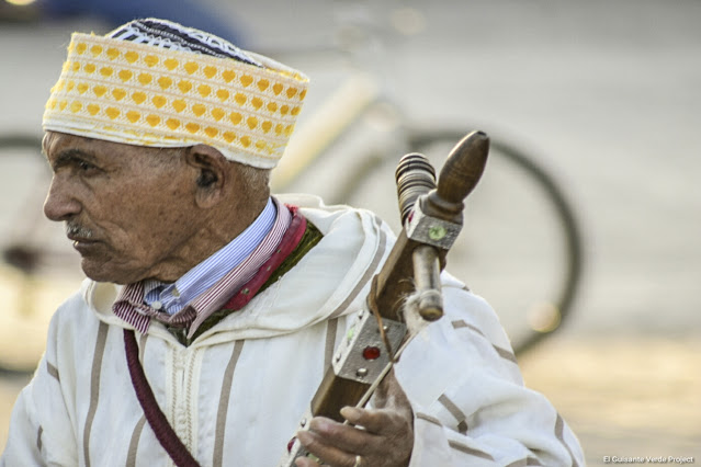 Marrakech, músico tradicional en Yamaa El Fna, por El Guisante Verde Project