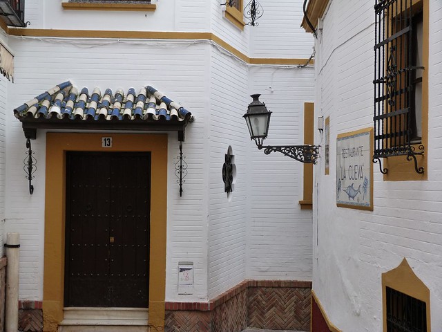 Calle típica del casco viejo de Sevilla
