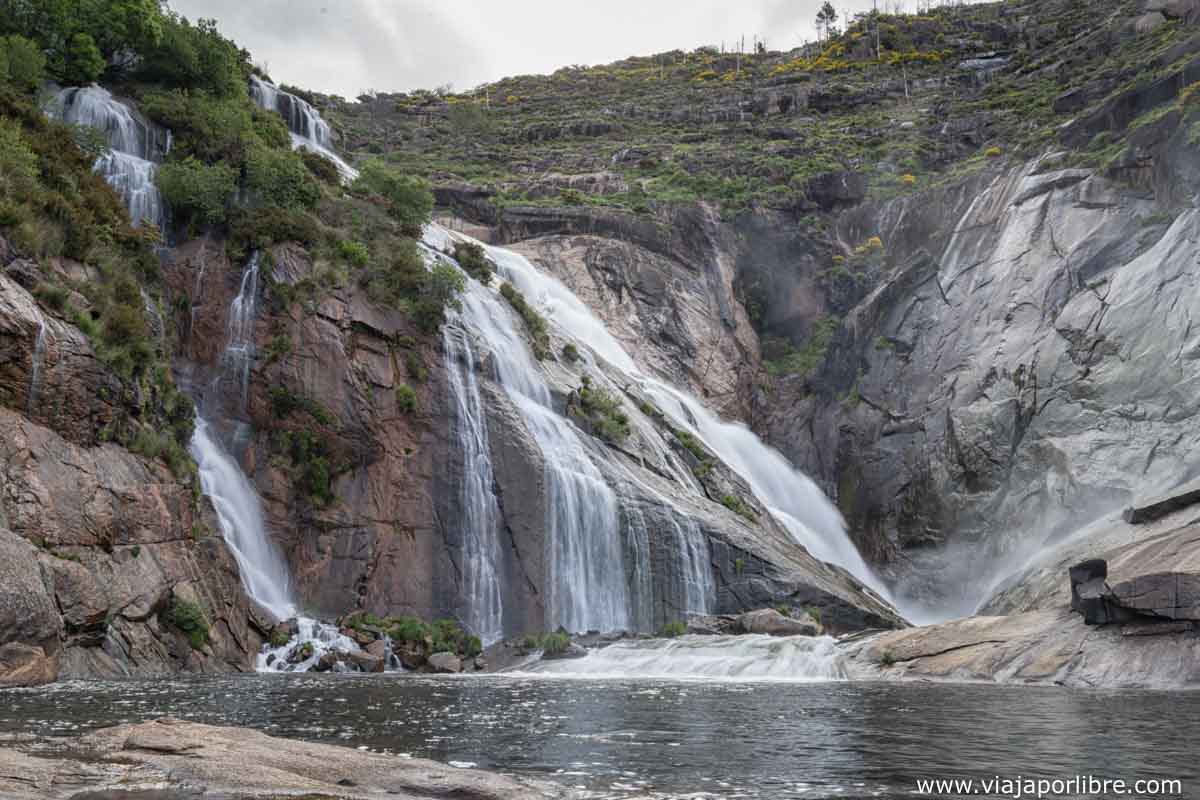 A los pies de la cascada A los pies de la cascada