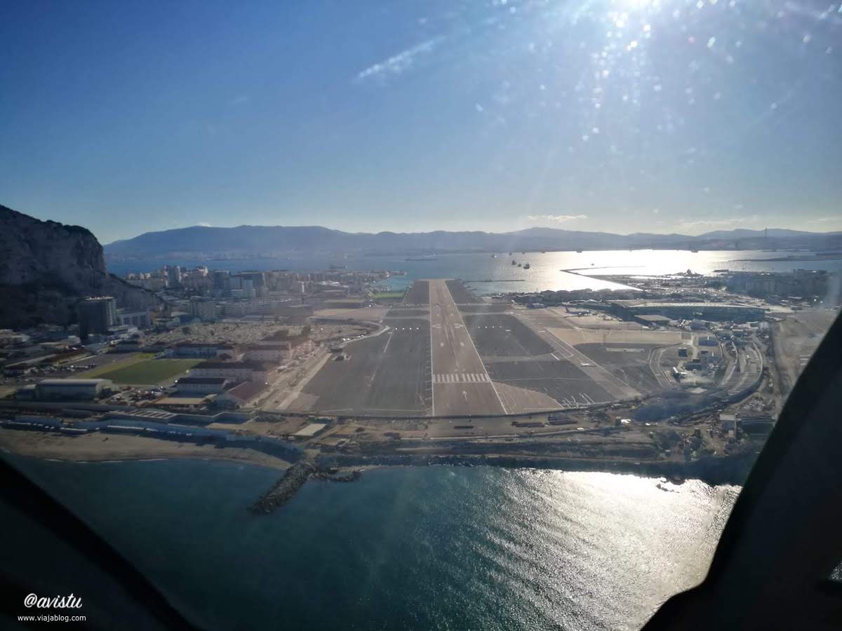 Aeropuerto de Gibraltar desde un helicóptero