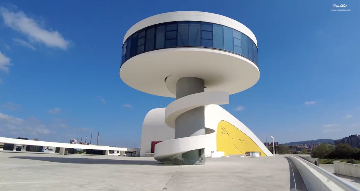 Plaza del Niemeyer con la Torre en primer plano