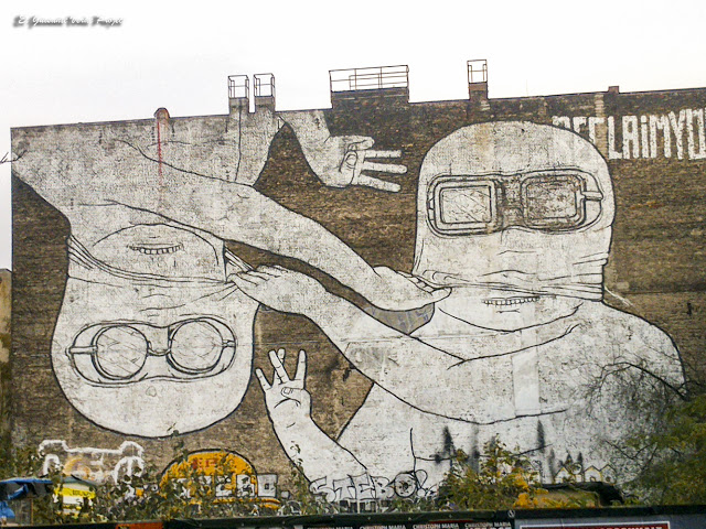 Mural 'Brothers Upside...' de Blu y JR - Berlin, por El Guisante Verde Project