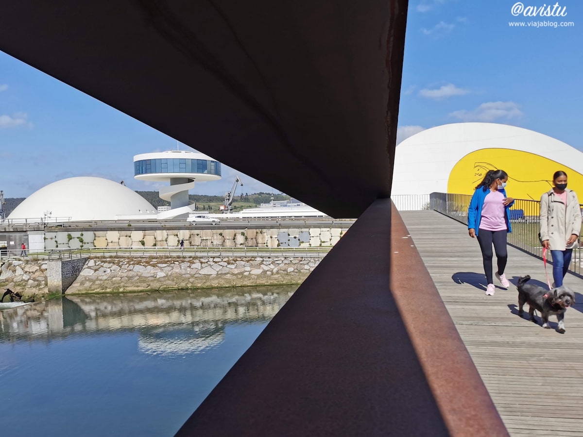 Centro Niemeyer desde pasarela peatonal