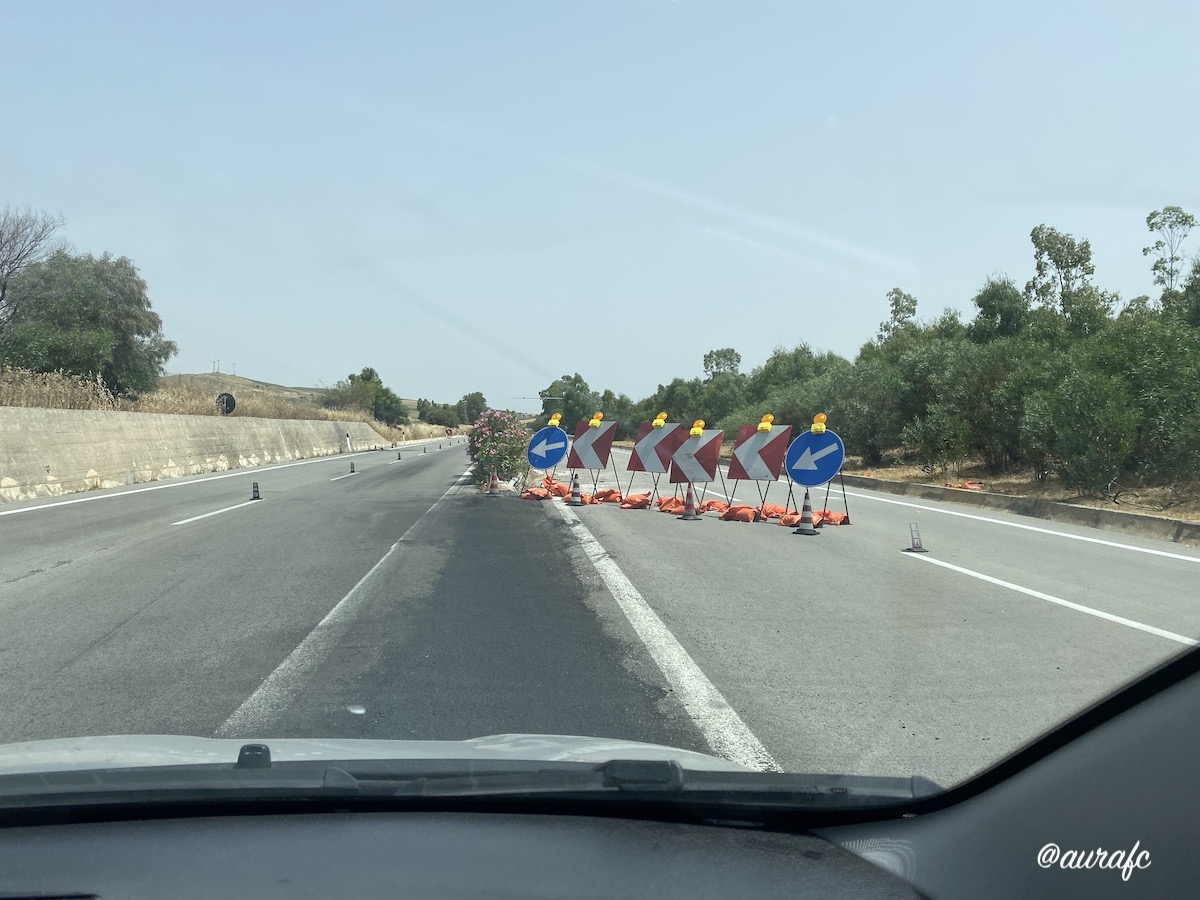 Carretera en obras en Sicilia