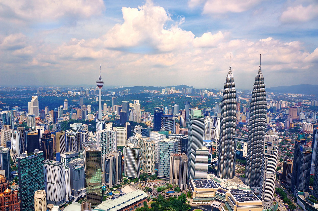 El paisaje urbano de Kuala Lumpur, con las Torres Petronas a la derecha [Foto: Pexels/Pixabay]