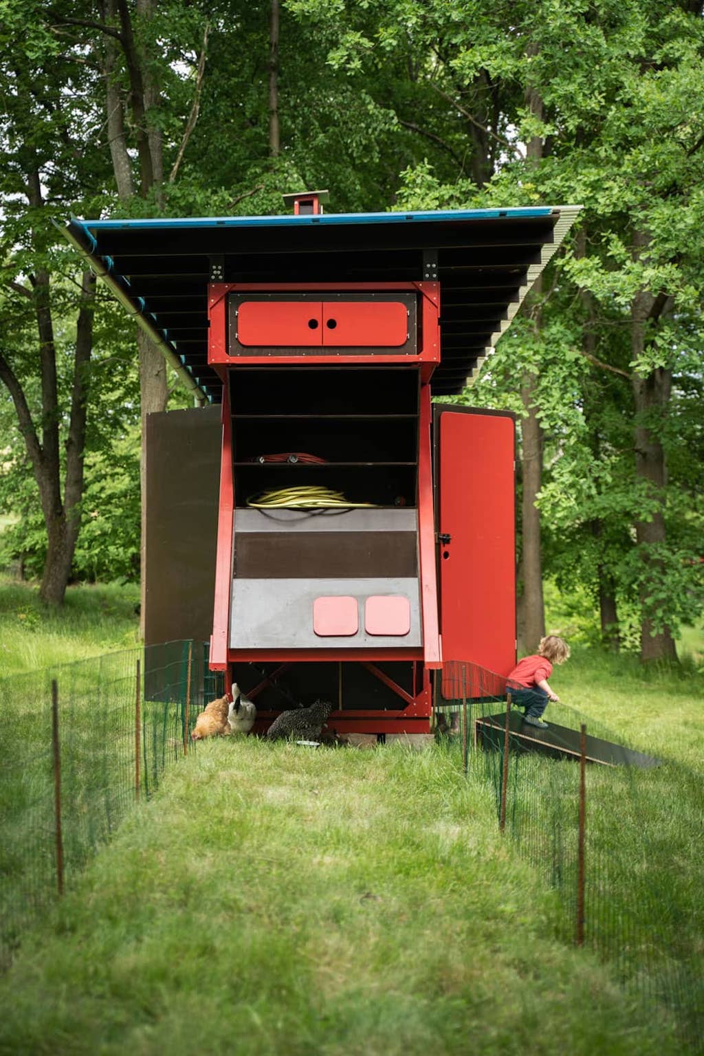 Gardenrobe, la peculiar cabaña que incluye desde energía solar hasta un gallinero