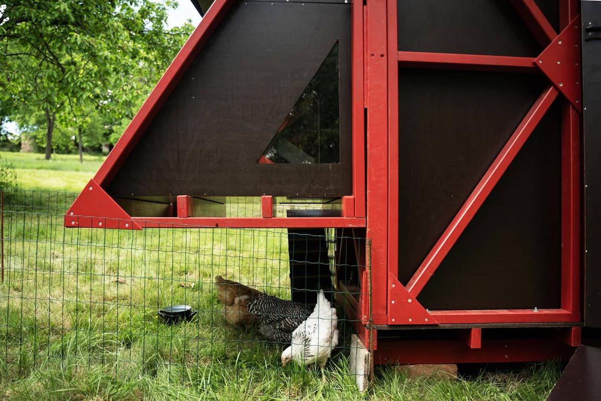 Gardenrobe, la peculiar cabaña que incluye desde energía solar hasta un gallinero