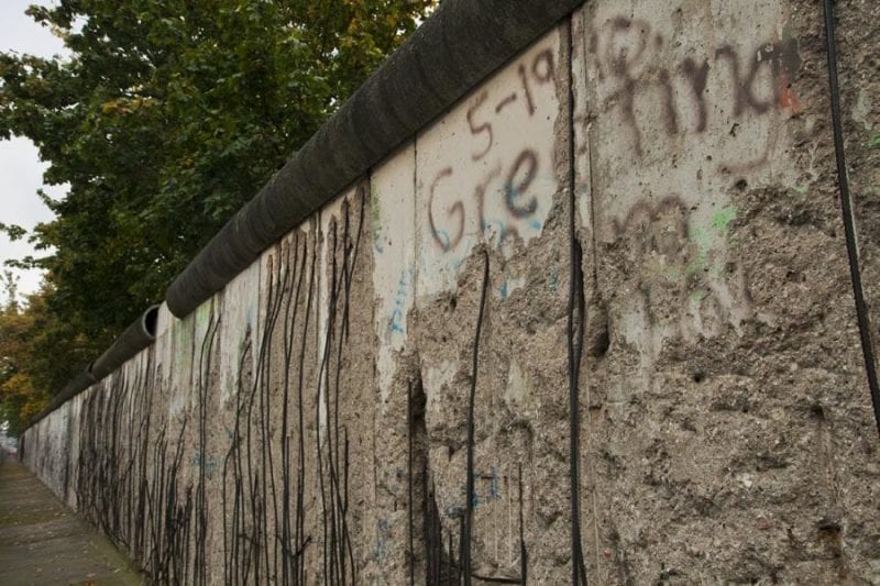 Restos de muro frente al cuartel de la Gestapo → LA VIAJERA EMPEDERNIDA Restos de muro frente al cuartel de la Gestapo