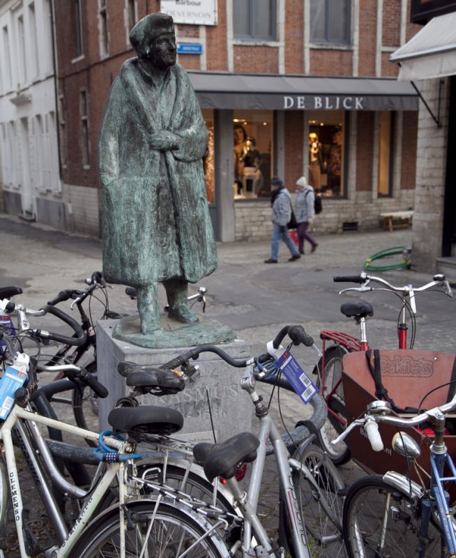 Bicicletas aparcadas en la escultura a Erasmus en la universitaria Lovaina