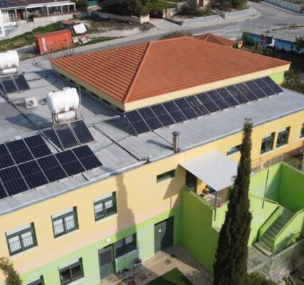 Chipre está instalando sistemas fotovoltaicos de autoconsumo en los tejados de todas las escuelas públicas del país