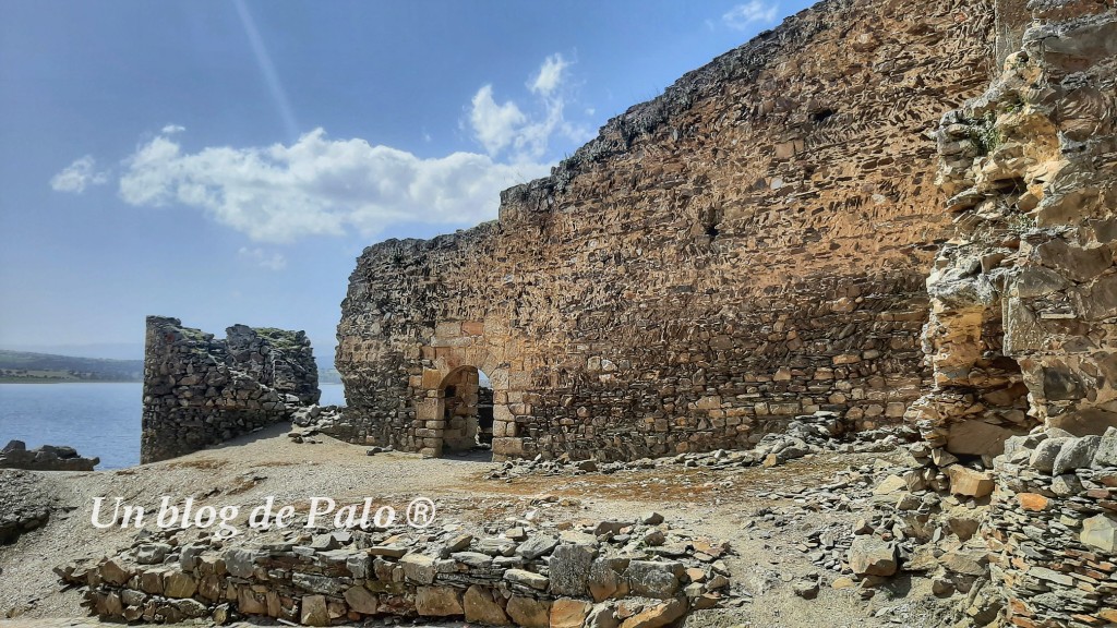 Vistas del Castillo en ruinas de Salvatierra y al fondo el pantano