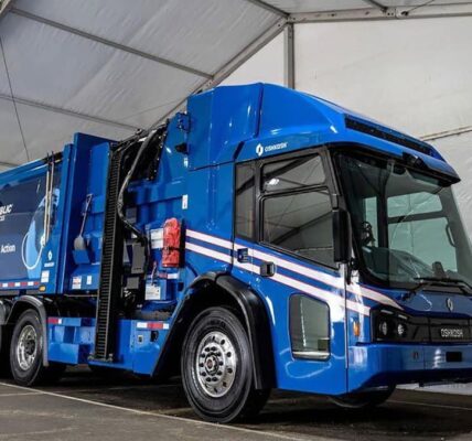 Republic Services presenta camiones eléctricos de reciclaje y recogida de residuos totalmente integrados