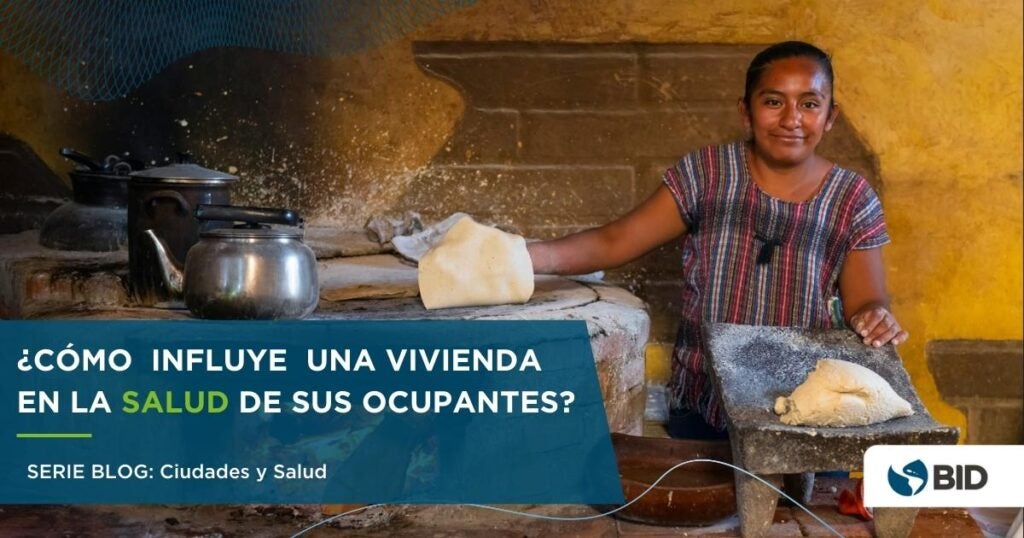Una mujer latinoamericana cocinando 
