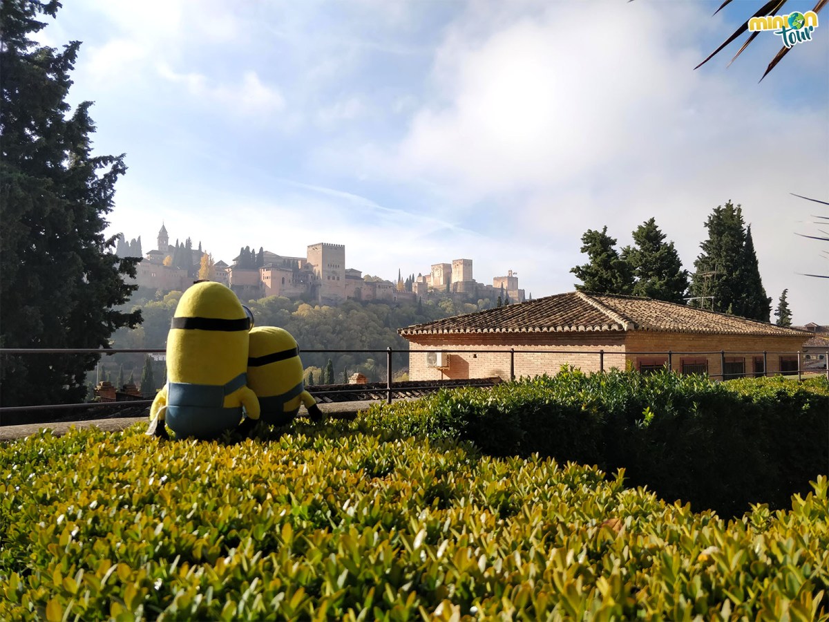 Los Minion frente a la Alhambra