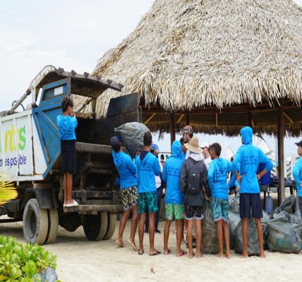 ATB-Constructores-y-la-Asociacion-Civil-Chelonia-impulsan-la-conciencia-ecologica-en-las-playas-de-Los-Roques-1