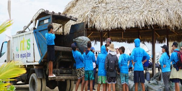 ATB-Constructores-y-la-Asociacion-Civil-Chelonia-impulsan-la-conciencia-ecologica-en-las-playas-de-Los-Roques-1