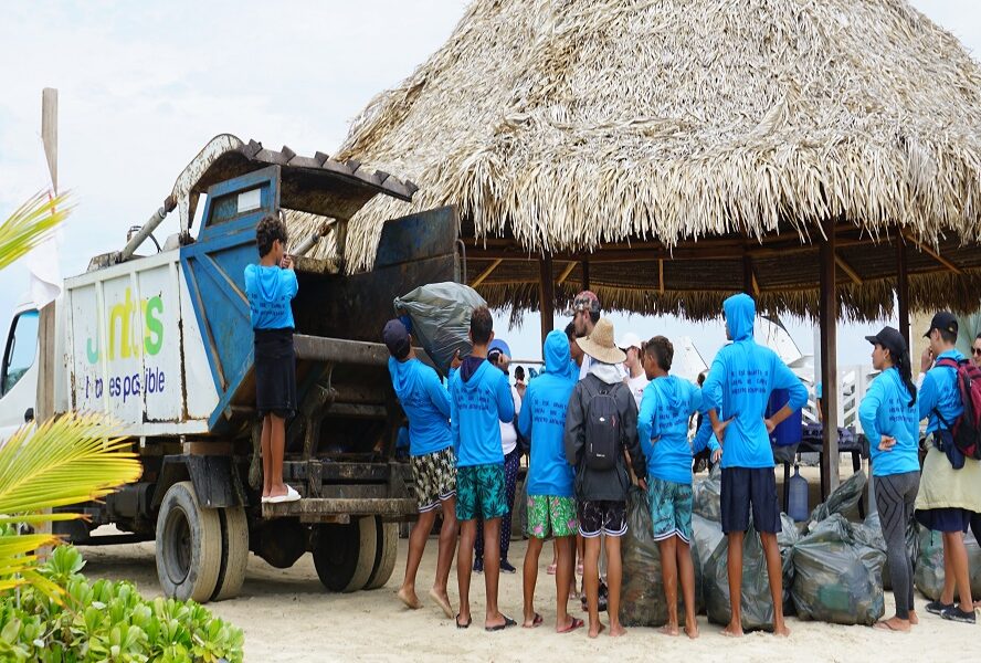 ATB-Constructores-y-la-Asociacion-Civil-Chelonia-impulsan-la-conciencia-ecologica-en-las-playas-de-Los-Roques-1