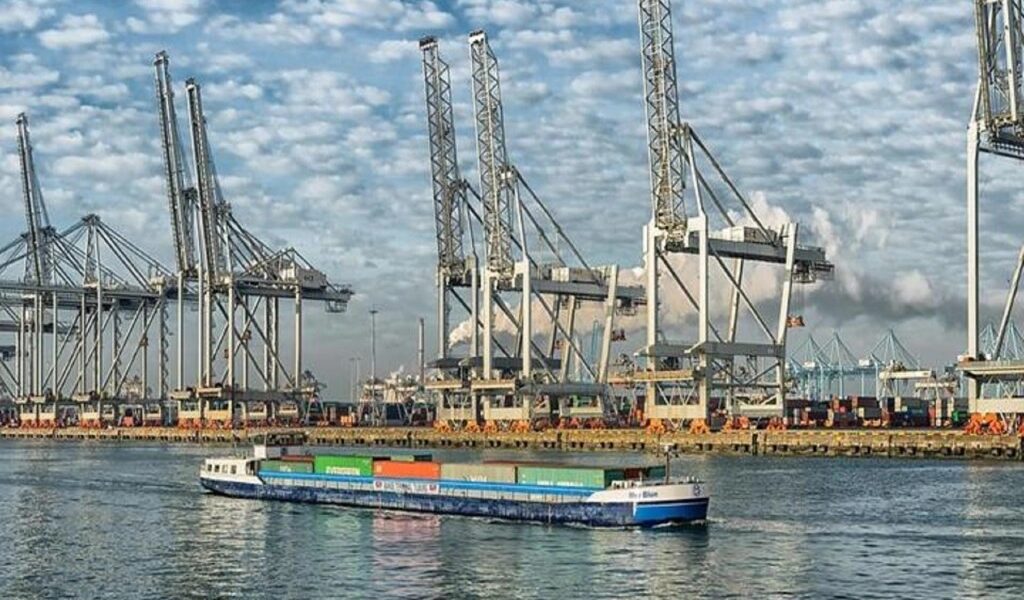 Héctor Andrés Obregón Pérez: "Las aduanas, un elemento vital de la economía"