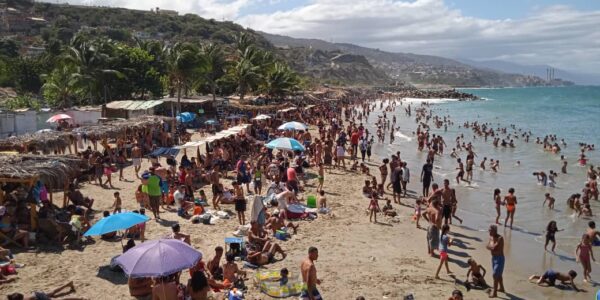 Bañistas aprovecharon el candente sol para un chapuzón en La Guaira