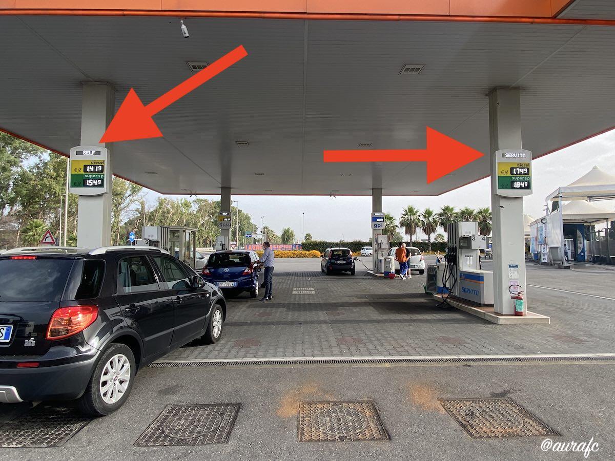 Gasolinera en Sicilia con una fila de surtidores con autoservicio y otra de servicio realizado por un empleado [(c) Foto: @avistu]