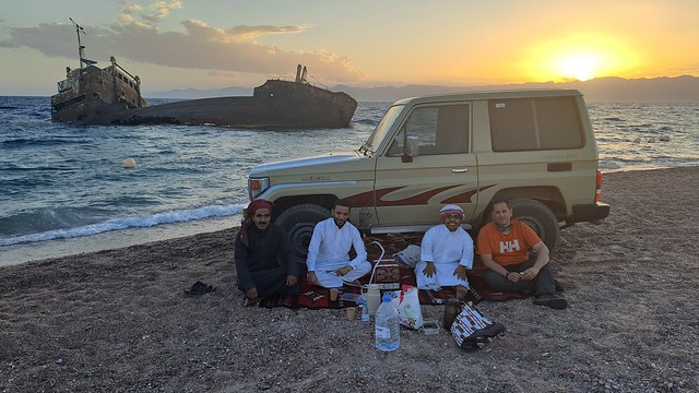 Sele con los lugareños en una playa al sur de Haql, en pleno Golfo de Aqaba saudí. Detrás se pueden ver los restos del barco varado Giorgios. 