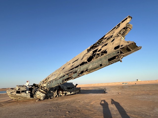 Restos del avión Santa Catalina en una playa del Estrecho de Tirán (Arabia Saudí)