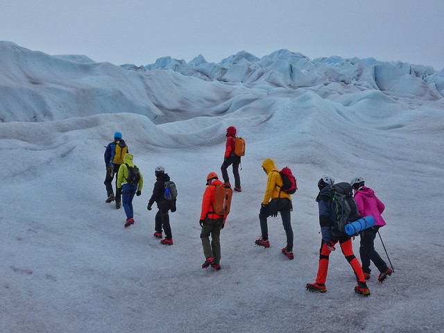 Equipo Tierras Polares caminando con crampones por un glaciar en Groenlandia