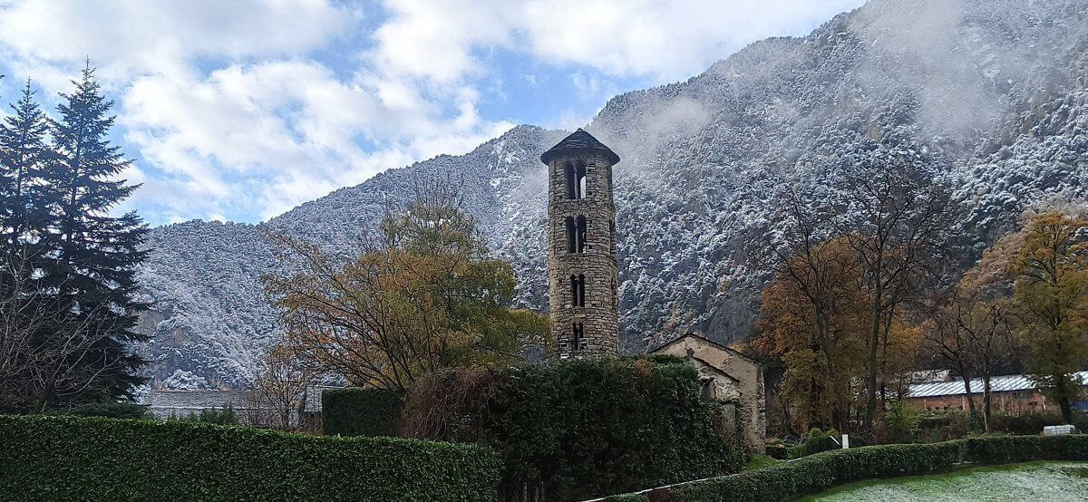 El campanario de la iglesia de Santa Coloma