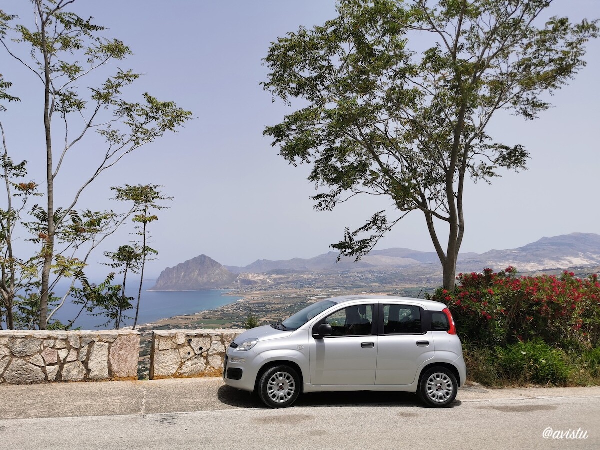 Nuestro coche de alquiler en Sicilia, un pequeño pero suficiente Fiat Panda [(c)Foto: @avistu]