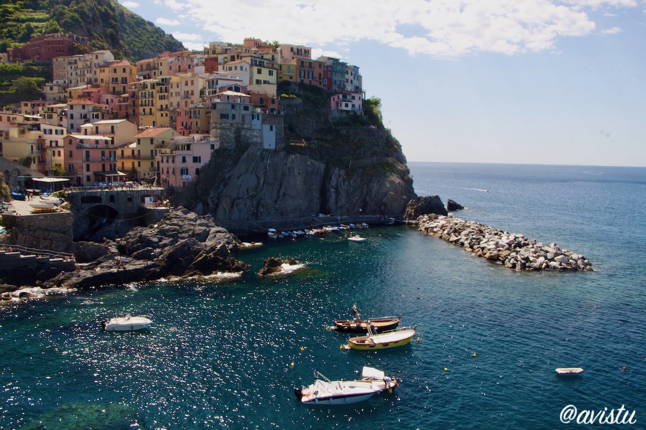El pequeño puerto y Manarola, Cinque Terre, Italia [(c)Foto: @avistu}