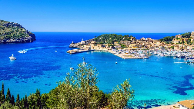 Imagen idílica de Ibiza, un destino perfecto para navegar en barco