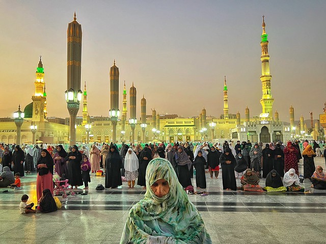 Mujer durante la hora de la oración en la Mezquita del Profeta en Medina (Arabia Saudí)