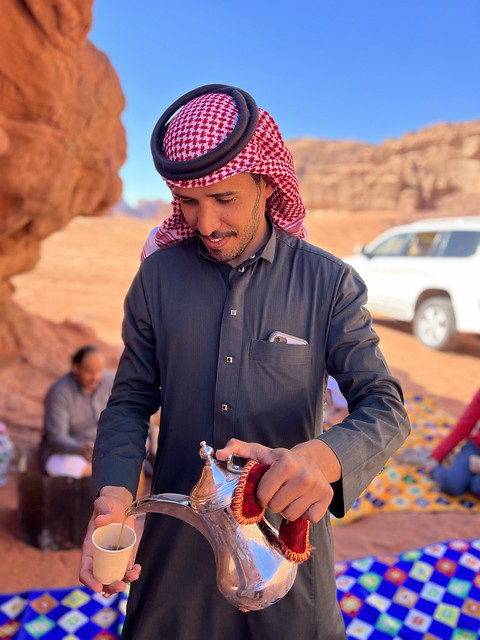 Sirviendo café en el desierto de Hisma (Arabia Saudí)
