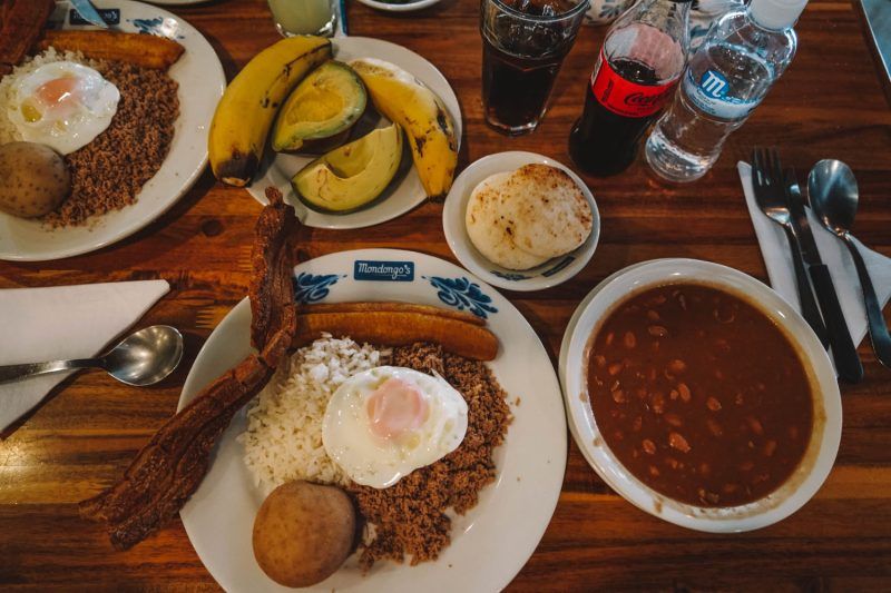 que hacer en Medellín bandeja paisa