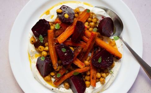 Remolachas y zanahorias asadas con labneh y garbanzos picantes | Recetas | Gastronomía